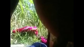Жена с отвисшими сиськами участвует в съемке домашнего порно